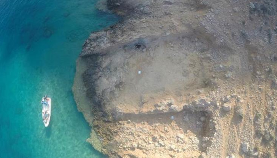 Tisan Aphrodisias antik kent kalıntıları ve kristal berraklığında turkuaz koy